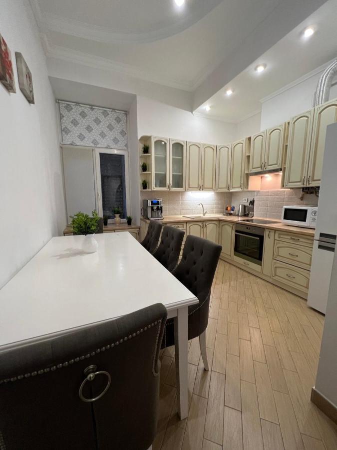3 Rooms Apartments In The City Centr Lemberg Exterior foto
